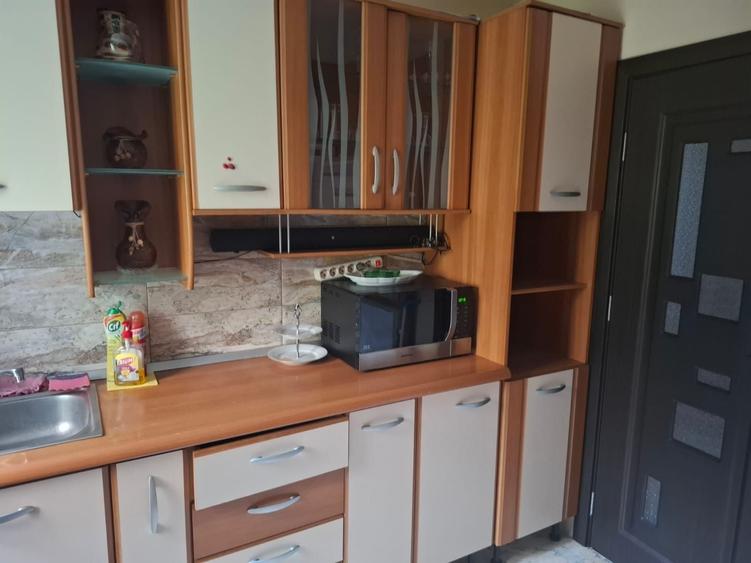 Apartament cu 3 camere semidecomandat în Liteni
