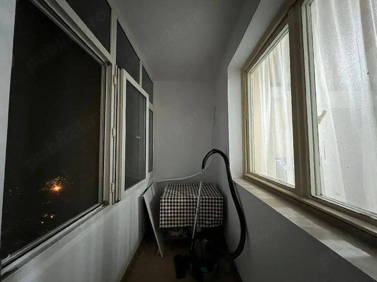 Apartament cu 3 camere semidecomandat în Berceni
