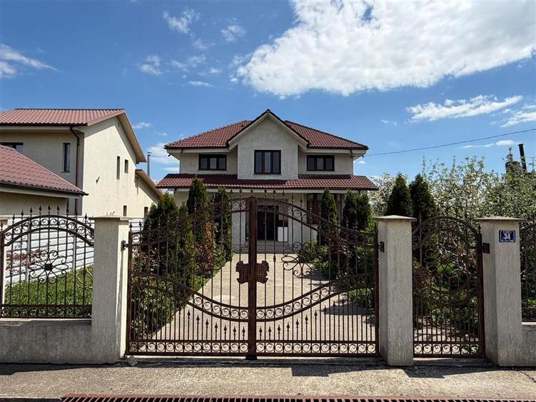 Casă individuală cu 5 camere cu Teren 674 Mp în Petrești
