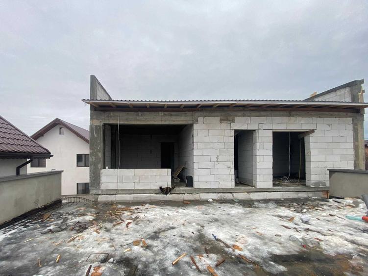 Casă cu 4 camere în Lumina