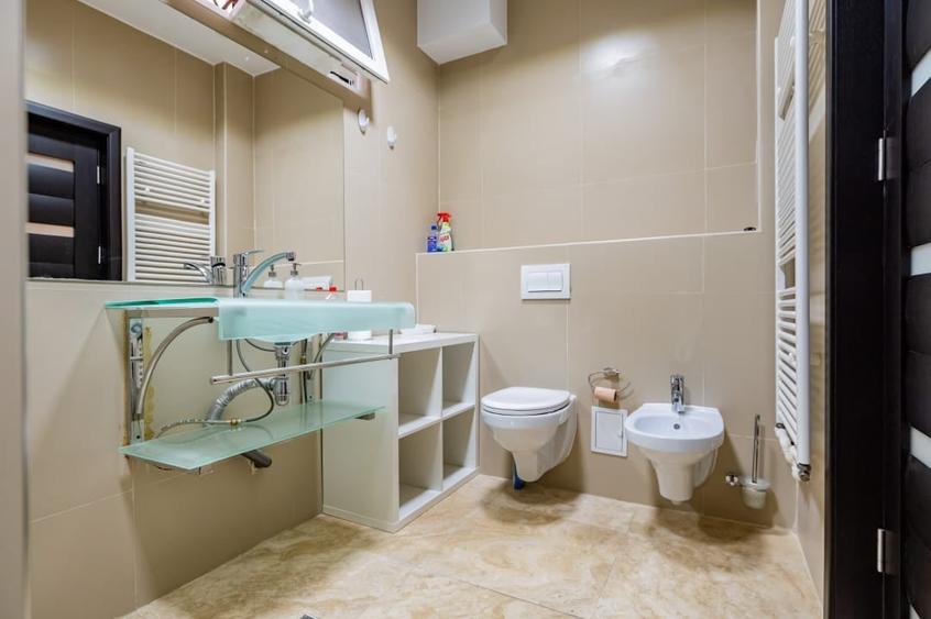Casă cu 7 camere decomandat cu Canalizare în Universitate