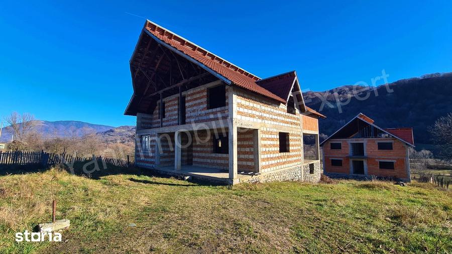 Casă cu 6 camere cu Teren 588 Mp în Corbeni