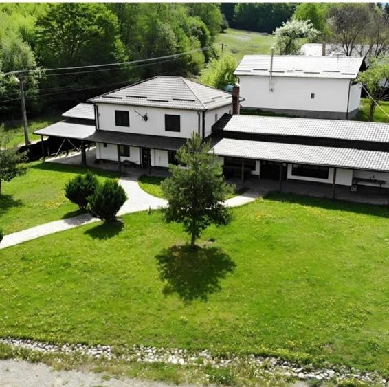 Casă cu 4 camere în Valea Dobârlăului