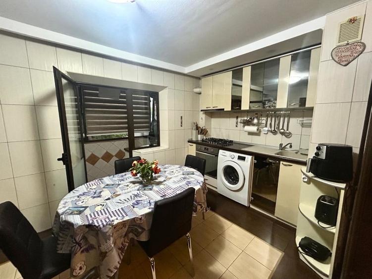 Apartament cu 4 camere decomandat în