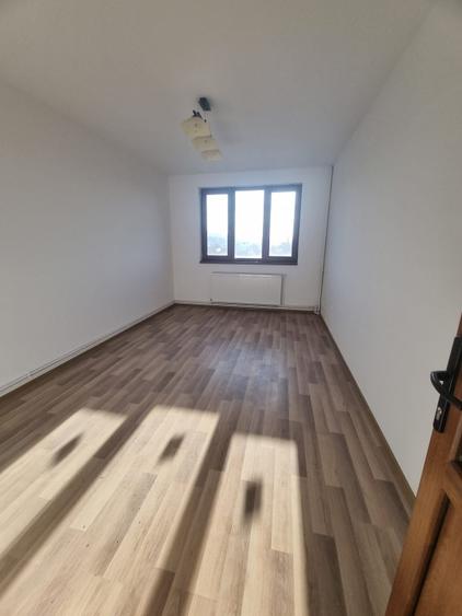 Casă individuală cu 6 camere cu Canalizare în Iris
