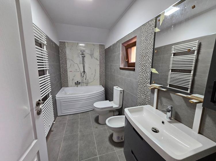 Casă individuală cu 5 camere cu Canalizare în Mărăcineni