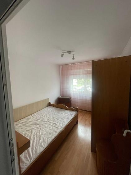 Apartament cu 3 camere semidecomandat în Ostroveni