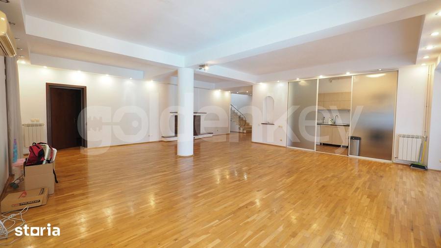 Casă cu 8 camere cu Teren 600 Mp în Băneasa