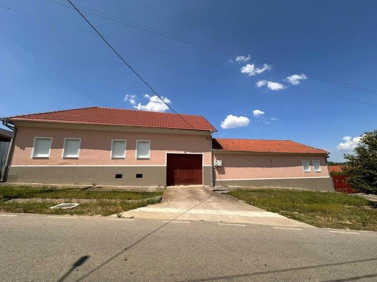 Casă cu 4 camere în Zorlențu Mare