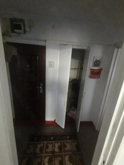 Apartament cu 3 camere semidecomandat, mobilat în Central