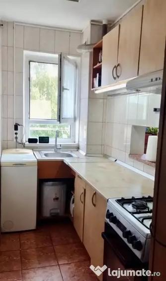 Apartament cu 3 camere semidecomandat în Florilor