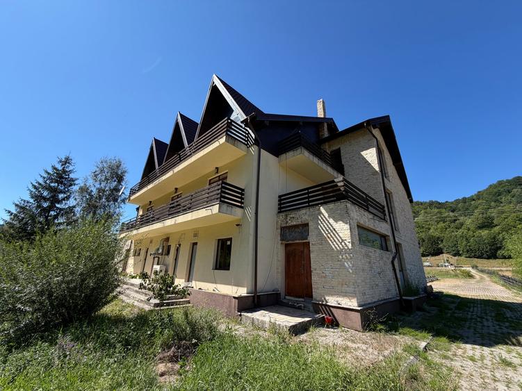 Casă cu 12 camere cu Teren 3295 Mp în Lepșa