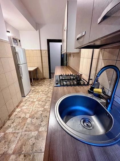 Apartament cu 3 camere decomandat în Jiului
