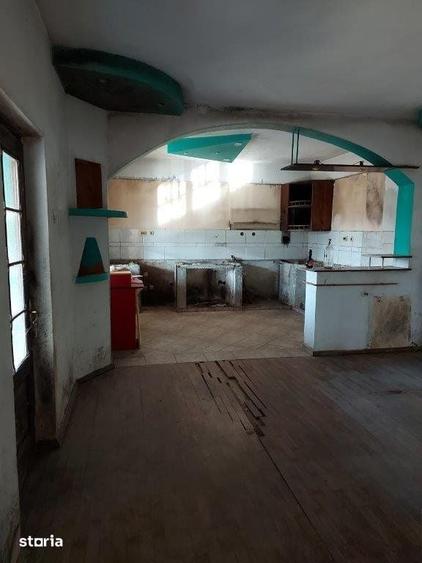 Casă cu 5 camere cu Teren 1380 Mp în Costești