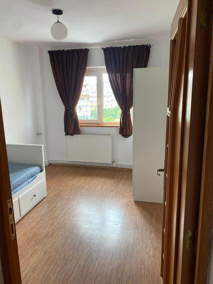 Apartament cu 4 camere semidecomandat, mobilat în Timpuri Noi