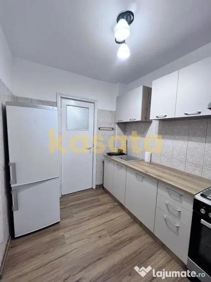 Apartament cu 3 camere semidecomandat în Crângași