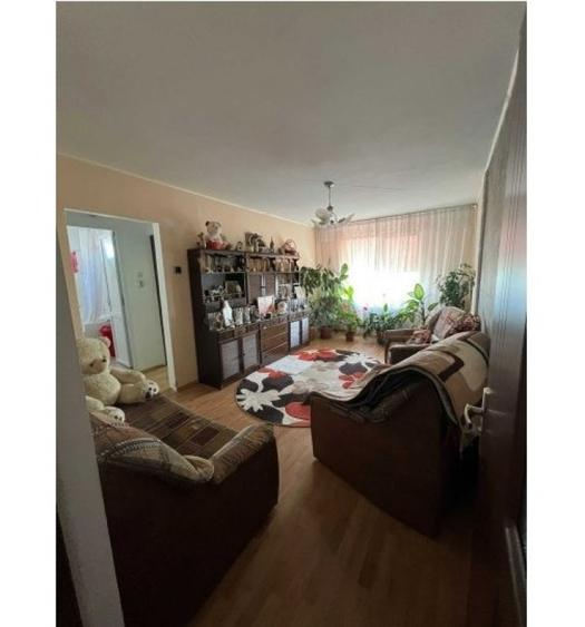 Apartament cu 4 camere semidecomandat în Rahova