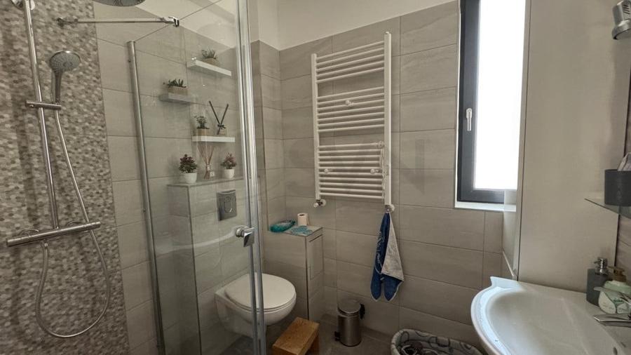 Casă cu 5 camere cu Teren 255 Mp în Titan