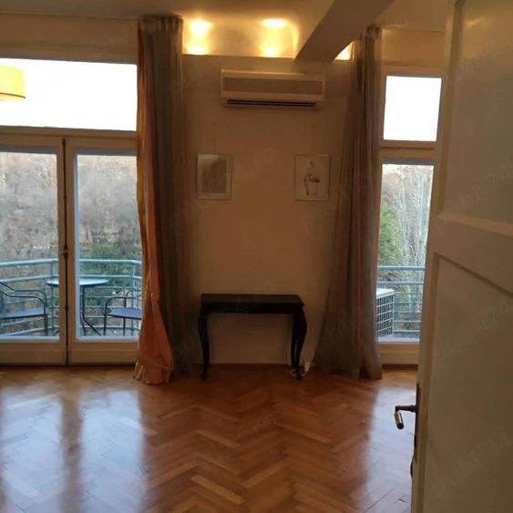 Apartament cu 6 camere decomandat în Central