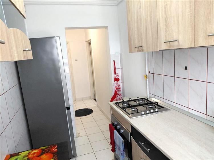 Apartament cu 2 camere semidecomandat, mobilat în Decebal