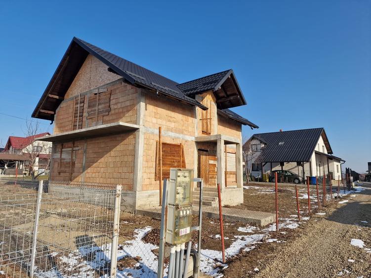 Casă individuală cu 5 camere cu Teren 400 Mp în Ipotești