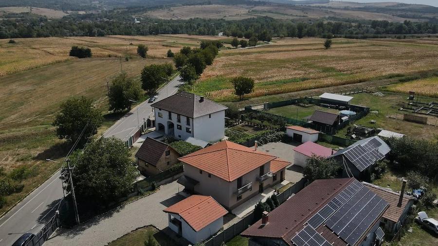 Casă cu 4 camere cu Teren 1300 Mp în Băcia