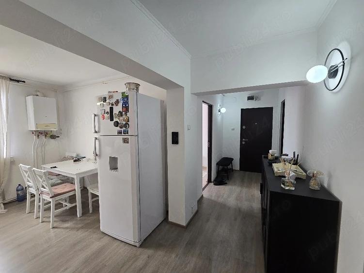 Apartament cu 4 camere decomandat în Central
