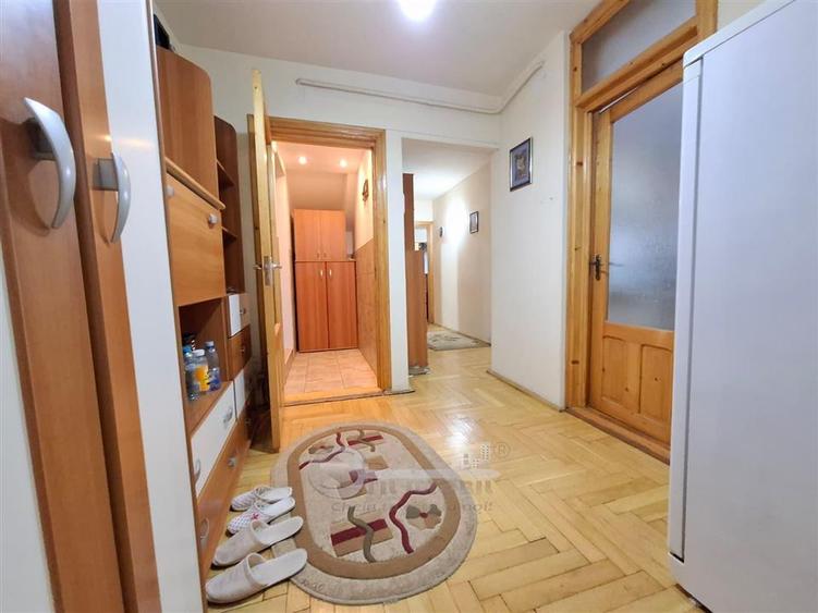 Apartament cu 3 camere decomandat în Nicolina