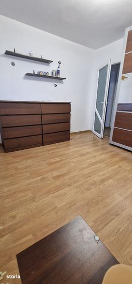Apartament cu 4 camere decomandat în Roman