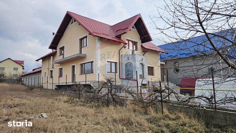 Casă cu 6 camere cu Teren 1000 Mp în Șcheia