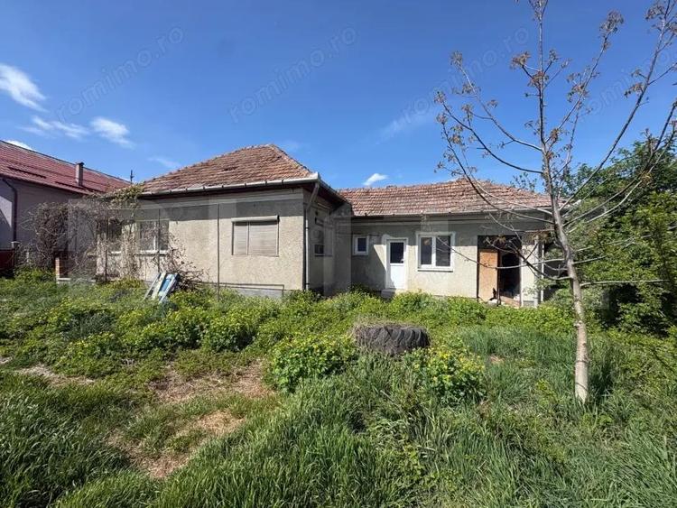 Casa demolabila cu teren generos de 684 mp in Apahida - 1