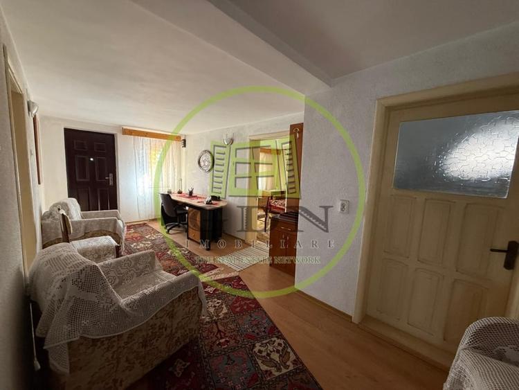 Casă individuală cu 6 camere cu Canalizare în Bariera Vâlcii
