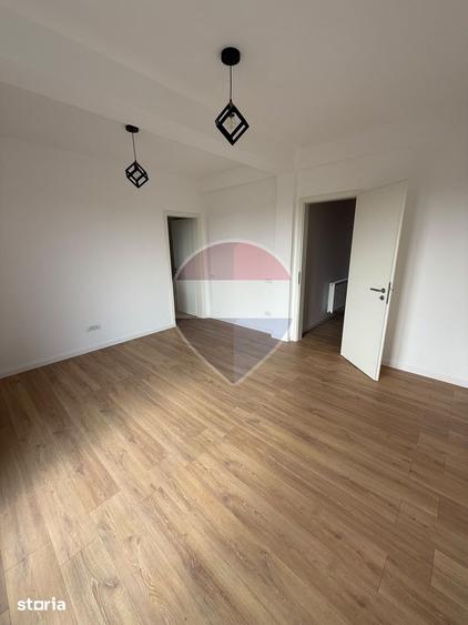 Casă cu 5 camere cu Teren 300 Mp în Central