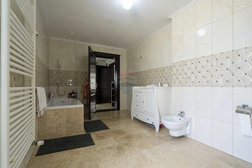 Casă cu 4 camere cu Teren 925 Mp în Nufărul