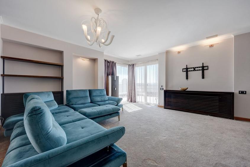 Penthouse cu 3 camere semidecomandat în Central
