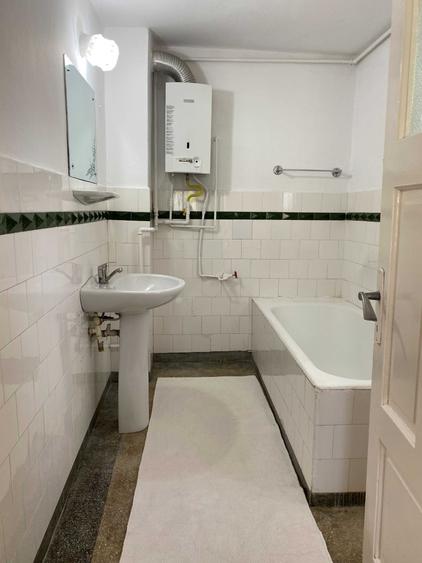 Casă cu 4 camere decomandat în Central