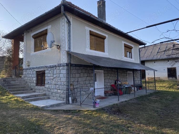 Casă cu 5 camere cu Teren 8000 Mp în Ciucea