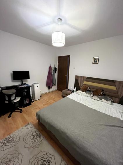 Apartament cu 3 camere decomandat în Micro 12