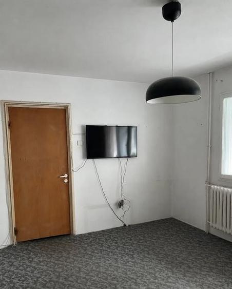 Apartament cu 3 camere semidecomandat, mobilat în Titan
