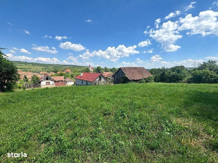 Casă cu 3 camere semidecomandat cu Teren 1600 Mp în Cincu