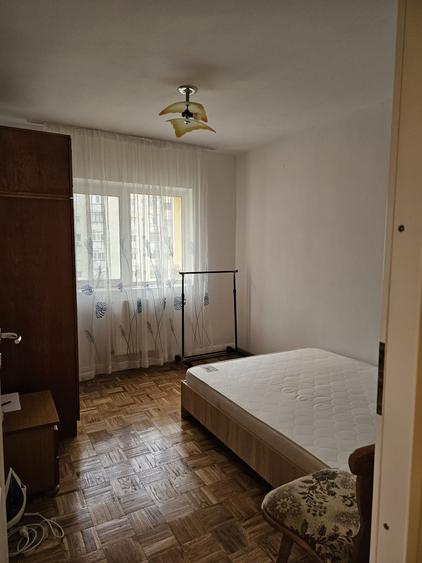 Apartament cu 3 camere decomandat în Micro 11