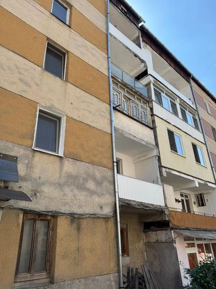 Apartament cu 2 camere nedecomandat în Câmpeni