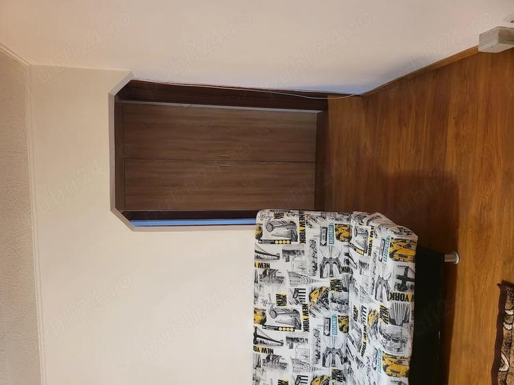 Apartament cu 3 camere semidecomandat în Craiovița Nouă