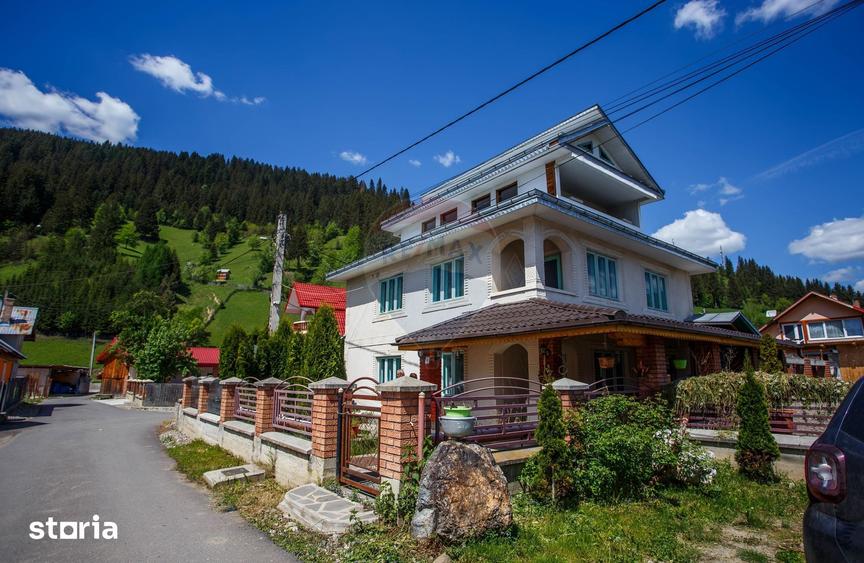 Casă cu 6 camere decomandat cu Teren 1100 Mp în Borca