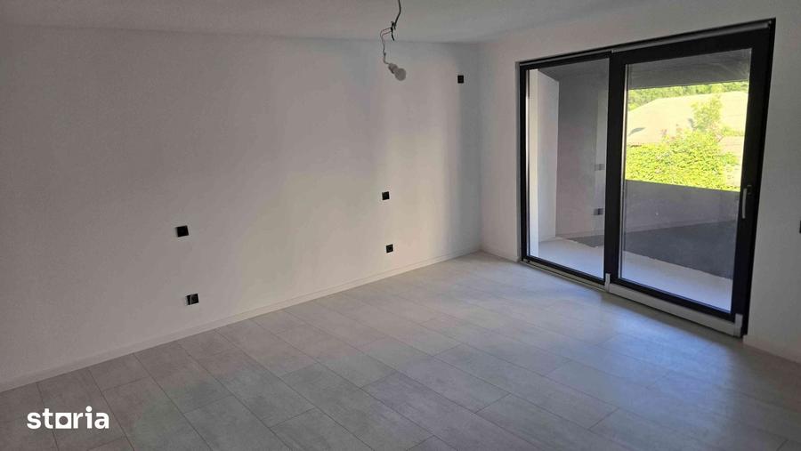 Casă cu 5 camere cu Teren 175 Mp în Tineretului