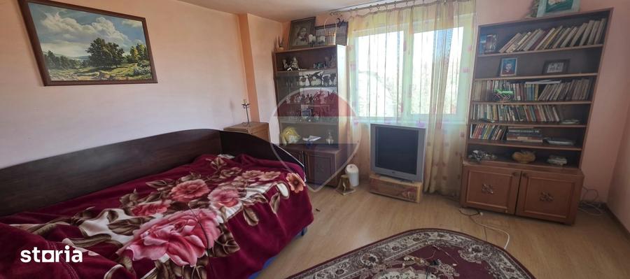 Casă cu 5 camere cu Teren 1682 Mp în Mănești