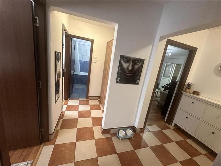 Apartament cu 3 camere decomandat, mobilat în Dâmbovița