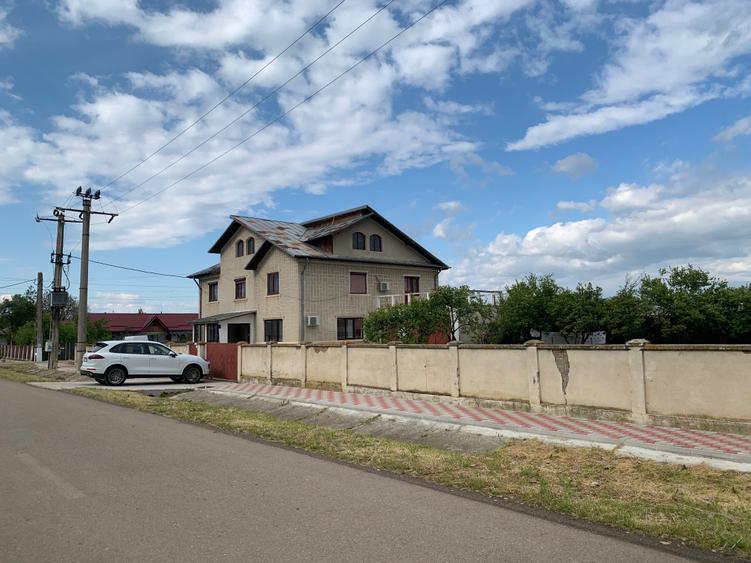 Casă cu 4 camere în Florica