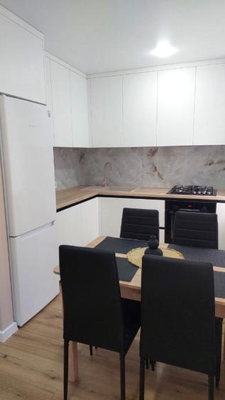 Apartament cu 3 camere decomandat în Astra