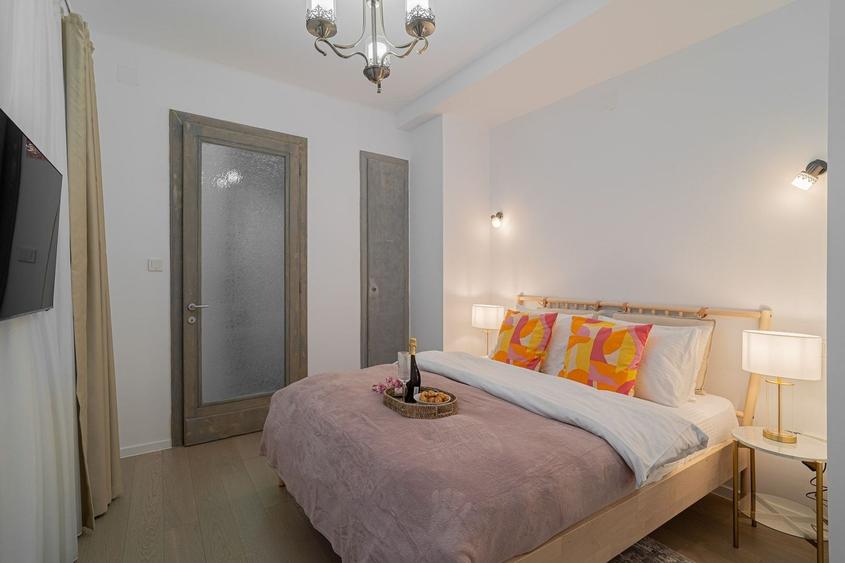 Apartament cu 3 camere, mobilat în P-ța Universității